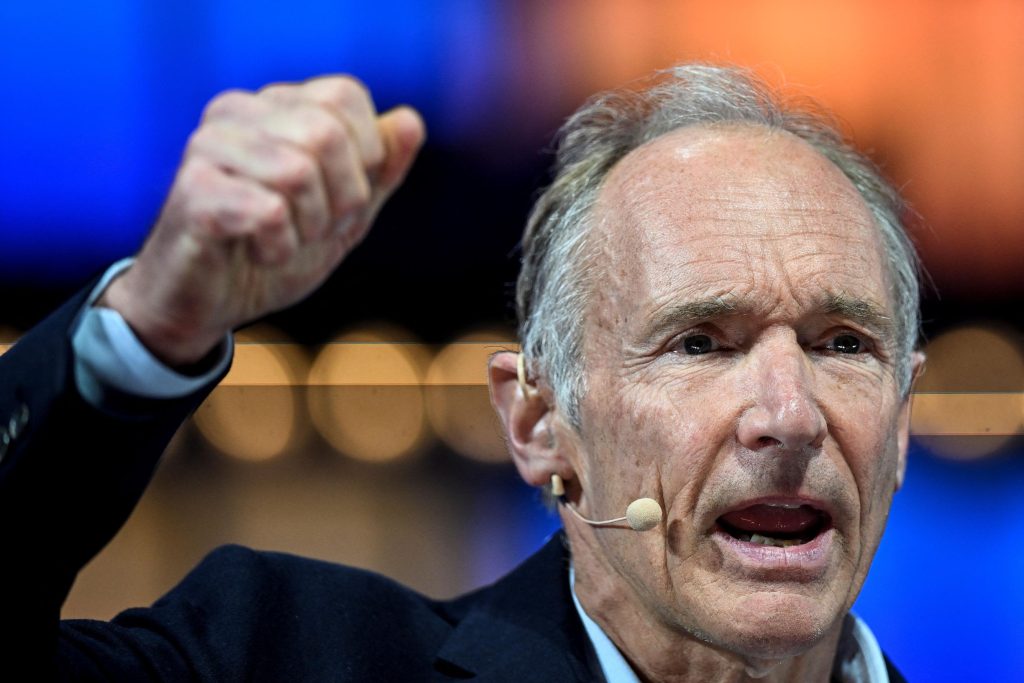 Tim Berners-Lee apărând drepturile utilizatorilor