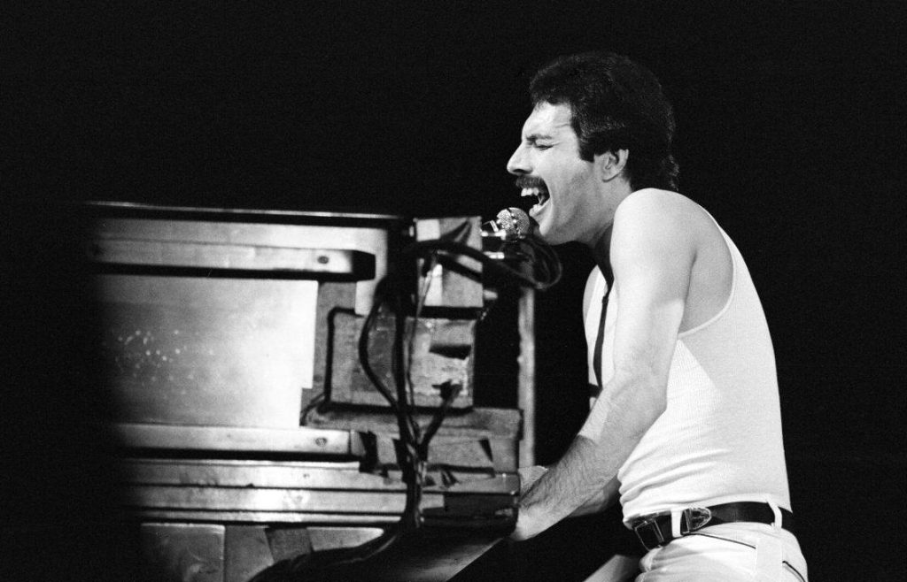 Freddie Mercury canta la Pian