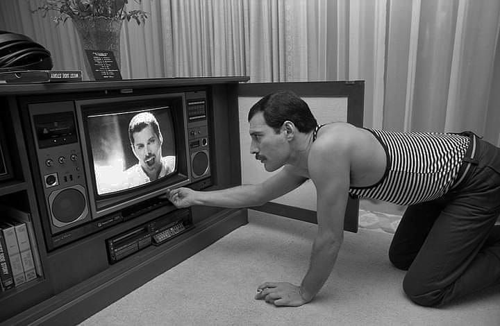 Freddie Mercury se uita la tv