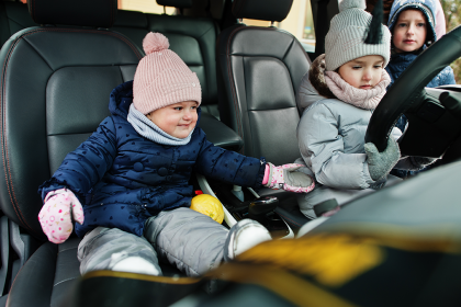 De la ce vârstă pot sta copiii pe scaunul din față al mașinii? Regulile Codului Rutier