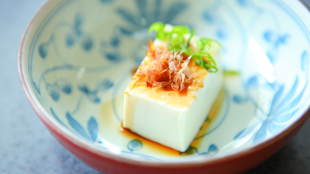 Tofu: Cunoscut și sub denumirea de brânză de soia, tofu este un aliment versatil făcut din lapte de soia coagulat. Cu o textură moale și un gust neutru, tofu absoarbe aromele și poate fi folosit într-o varietate de feluri de mâncare, de la preparate sărate la deserturi.