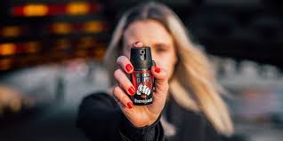 Condițiile în care o persoană poate fi sancționată pentru utilizarea unui spray iritant-lacrimogen