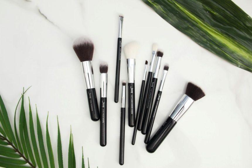 Pensule indispensabile pentru un machiaj impecabil