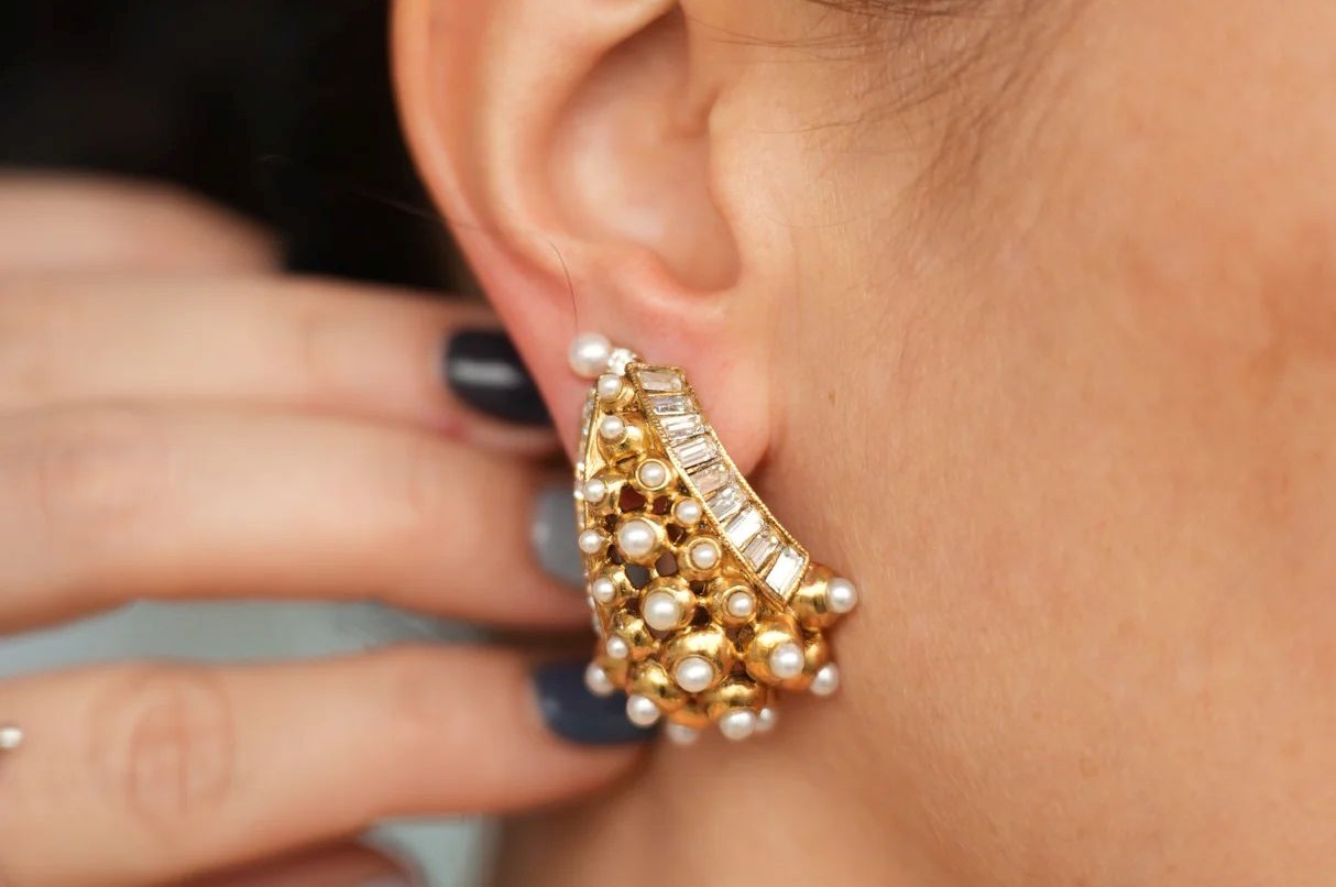 Povești gravate în argint – cercei statement pentru suflet și inimă